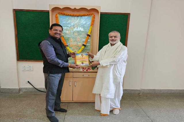 Brahmachari Girish ji has presented his book <b>Param Poojya Maharishi Mahesh Yogi Ji ki Daiviya Chhatra Chhaya Mein Brahamchari Girish Ji</b> to Ex Deputy Advocate General of MP High Court Respected Shri Vijay Kumar Pandey ji.